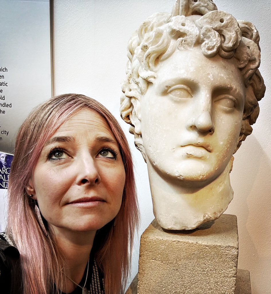 Heads up! I’m on the trail of Alexander the Great - finding his ghostly presence here in this beautiful marble portrait in the archaeological museum in Thessaloniki
#AncientGreeceByTrain