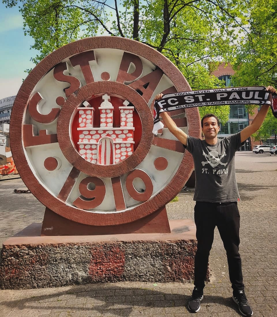 Depois de 13 anos, o St. Pauli retorna à primeira divisão da Alemanha. Um clube de bairro que se transformou numa bandeira mundial na luta contra o racismo, a xenofobia, a homofobia e o elitismo, que estará novamente estendida no topo da Bundesliga.

Dale, @fcstpauli! 🏴‍☠️🤎🤍