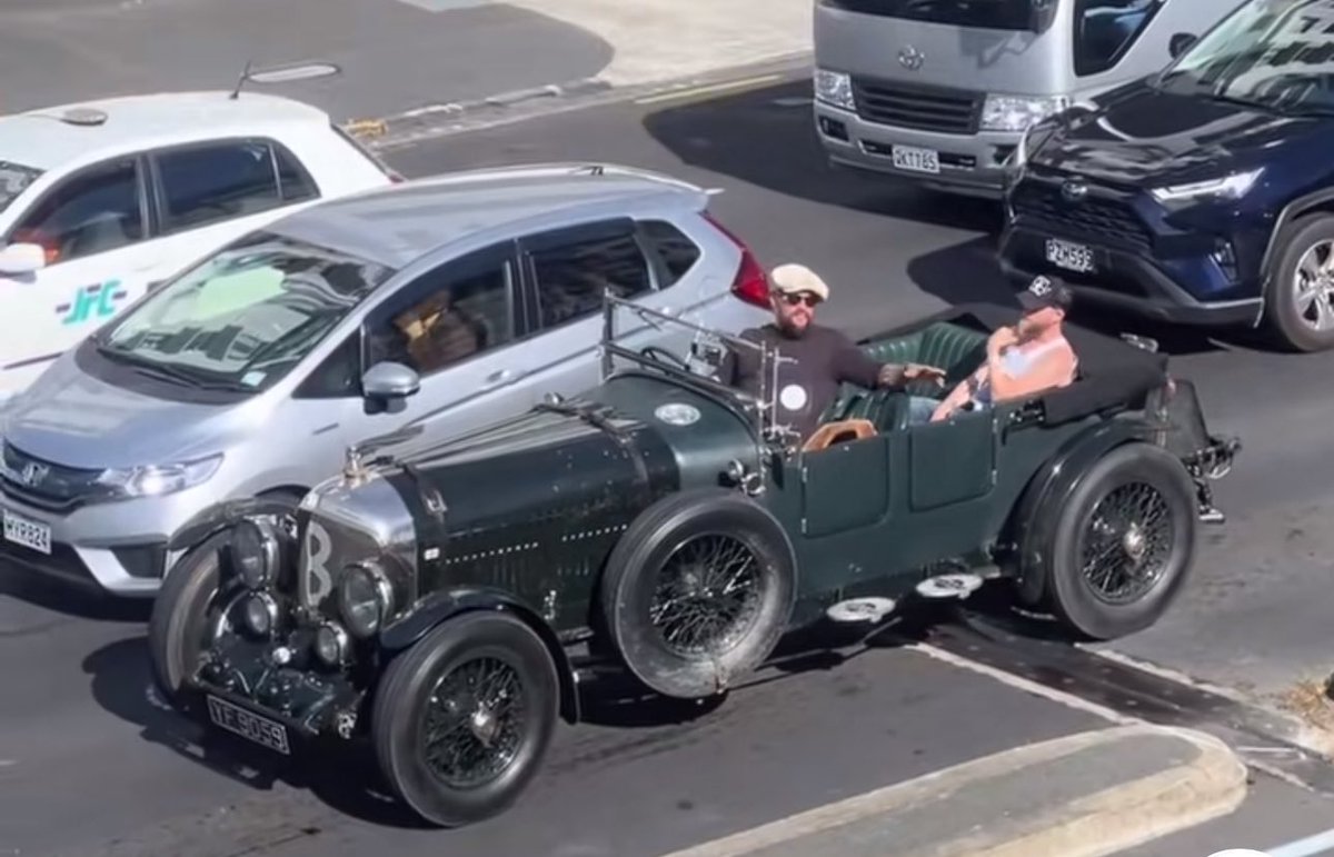 Jason Mamoa just casually sitting in traffic in Auckland in his vintage Bentley recreation. 👌