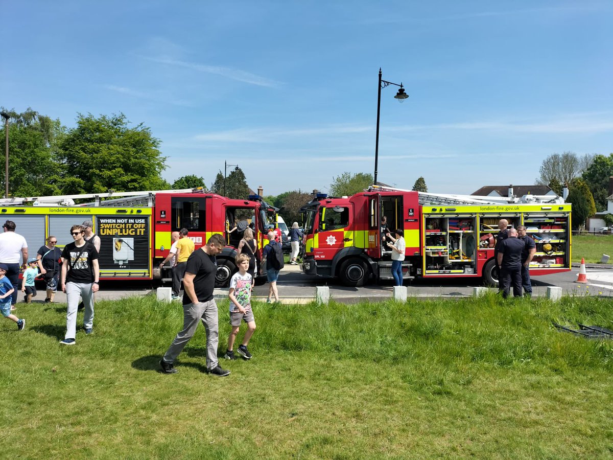 The heat is still rising today so crews from #Bromley have been up
In #Chislehurst to talk about fires in the open &amp; the need to cut vegetation around built up areas. If you’re a land owner start thinking about your fire plan for the summer. london-fire.gov.uk/safety/grass-a… <a href="/LondonFire/">London Fire Brigade</a>