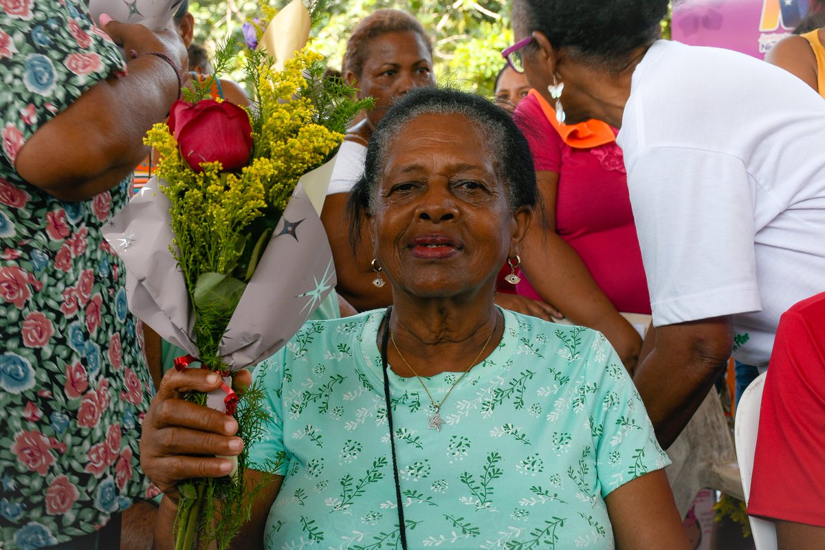 iDios las bendiga!

En este día tan especial envío mi saludo y agradecimiento eterno a todas las madres, quienes con su amor sublime y abrazo sincero, levantan a la familia, a nuestros niños/as, jóvenes y a la Patria. 

¡Feliz Día de las Madres!

<a href="/NicolasMaduro/">Nicolás Maduro</a>
@MPPEDUCACION
