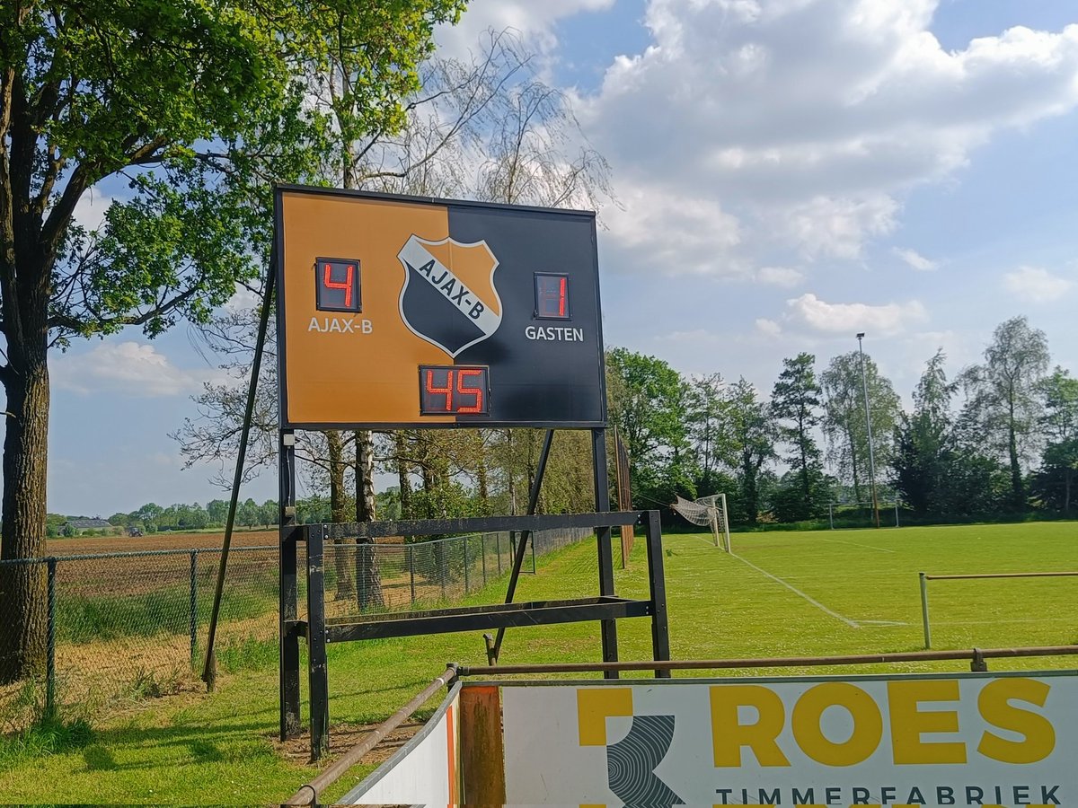 In blessuretijd zet Tom Reusen de eindstand op het bord. Ajax-B wint met 4-1 van NVC.