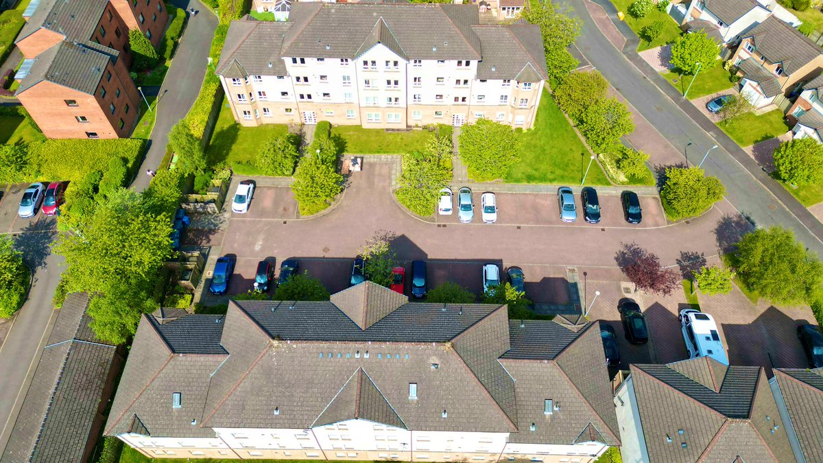 An unusual view #Glasgow #Scotland #anniesland #kelvindale #westend @GlasgowWEToday @Lock27Glasgow @PastGlasgow @Visit_WestEnd @CANDOsummit @Glasgow_Canal @scottishcanals @peoplemakeGLA @Glasgow_Live @lomondtrossachs #sunny #aerialphotography