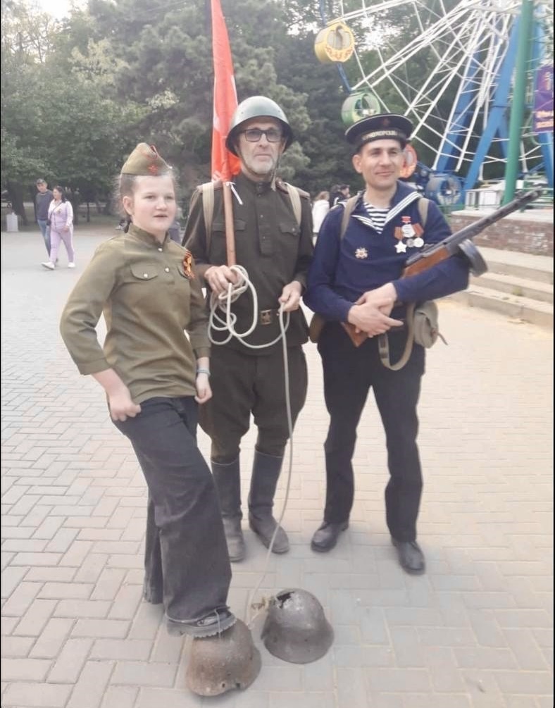 Hat jemand zufällig 2 zerschossene, aktuelle Helme von gefallenen Soldaten aus #Russland zur Hand? Ich würde gerne vor der @RusBotschaft in #Berlin, ein paar Schnappschüsse mit Freunden aus der #Ukraine in Uniform machen. Kollege #Netschajew wird das wohl akzeptieren müssen 🤷‍♂️