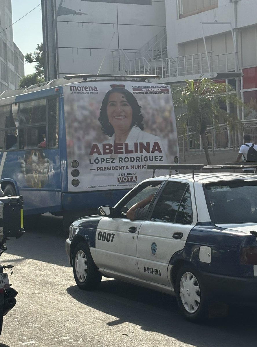 #Acapulco No invirtió el gobierno municipal un solo peso para arreglar los semáforos de la Costera, cientos de accidentes se han registrado, pero sí hubo dinero de la alcaldesa de Morena @AbelinaLopezR que se quiere reelegir, para poner su cara en los camiones que circulan en…