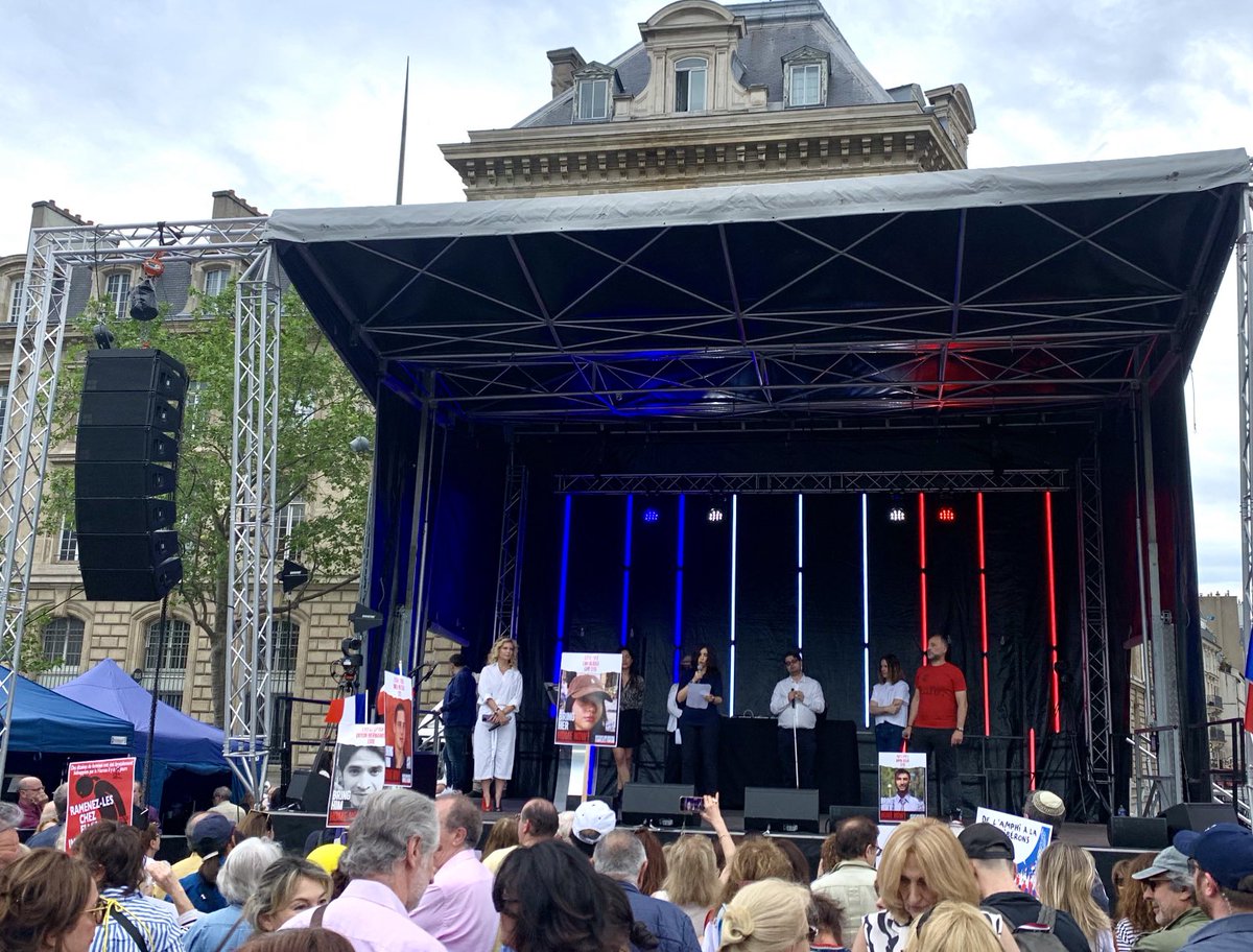 «notre féminisme est un humanisme » ensemble , beaucoup de monde place de la République pour applaudir ⁦@JamaisSansElles⁩ ⁦@NatachaQS⁩