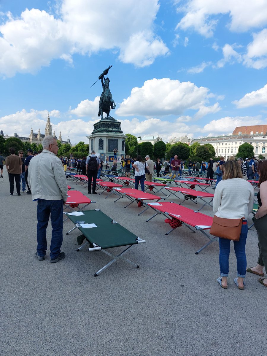 heute ist #MEAwarenessDay.  ich konnte, wie schon letztes jahr, nicht an der protestaktion teilnehmen, weil ich dafür zu krank bin. dank off label medikamenten geht es mir heute aber deutlich besser. meine familie war stellvertretend für mich dort.