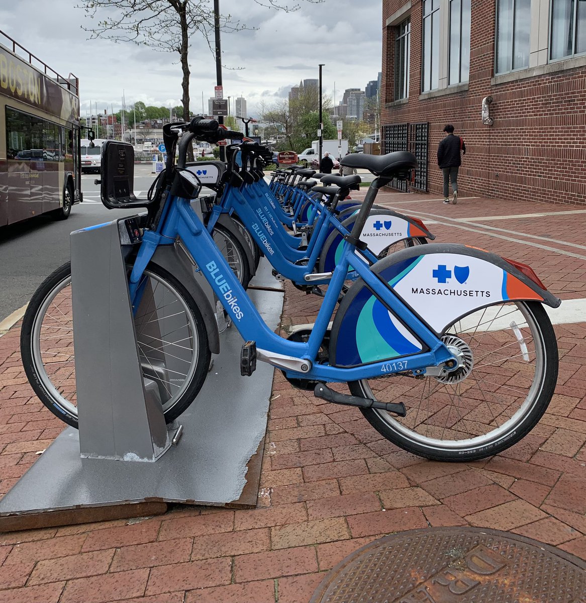 Get rolling with FREE Blue Bikes credits on Sundays in May. Learn more: do617.com/events/2024/5/…

#do617 #dostuff #thingstodoboston #getoutsideboston #bluebikesboston #bikeboston