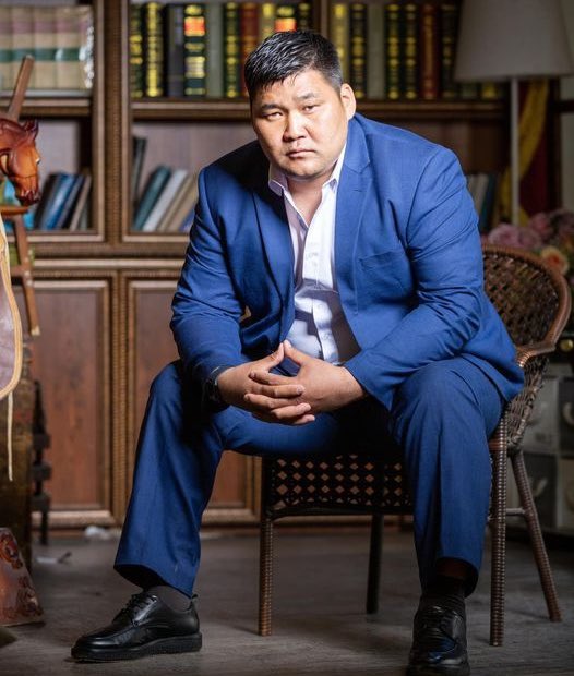 Гайгүй нүдээрээ газар ширтсэн гайтай нүдээрээ тэнгэр ширтсэн энэ бузрыг бол үхжийсэнч сонгохгүй.. :)