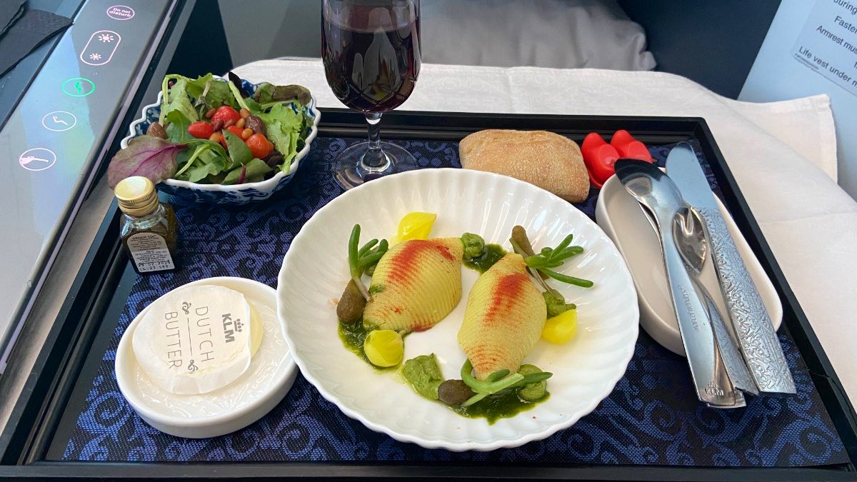 [Récit de vol] Un service de bon niveau sur @KLM en Business à bord d’un @Boeing 787-10 entre @Schiphol 🇳🇱 et @flySFO 🇺🇸 : Cabine moderne et confortable, équipage professionnel et efficace, restauration notée 7,5/10. ✈️ flight-report.com/fr/report/6260…