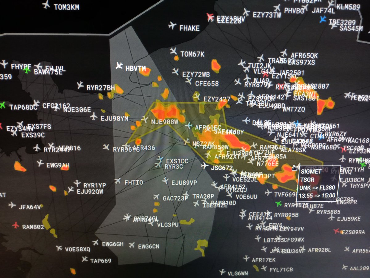 Situation chaotique au dessus de la Normandie et de la région parisienne.
#orages #aviation #controleursaeriens