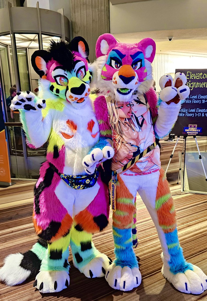 SO HAPPY i got to get a pic with the one and only <a href="/PartyTigre/">P҉A҉R҉T҉Y҉ 🎊 T҉I҉G҉E҉R҉</a> 🩷🧡💚💙 This is some deep Paradox lore, but he somewhat inspired my design for paradox :3c neon kitties!!