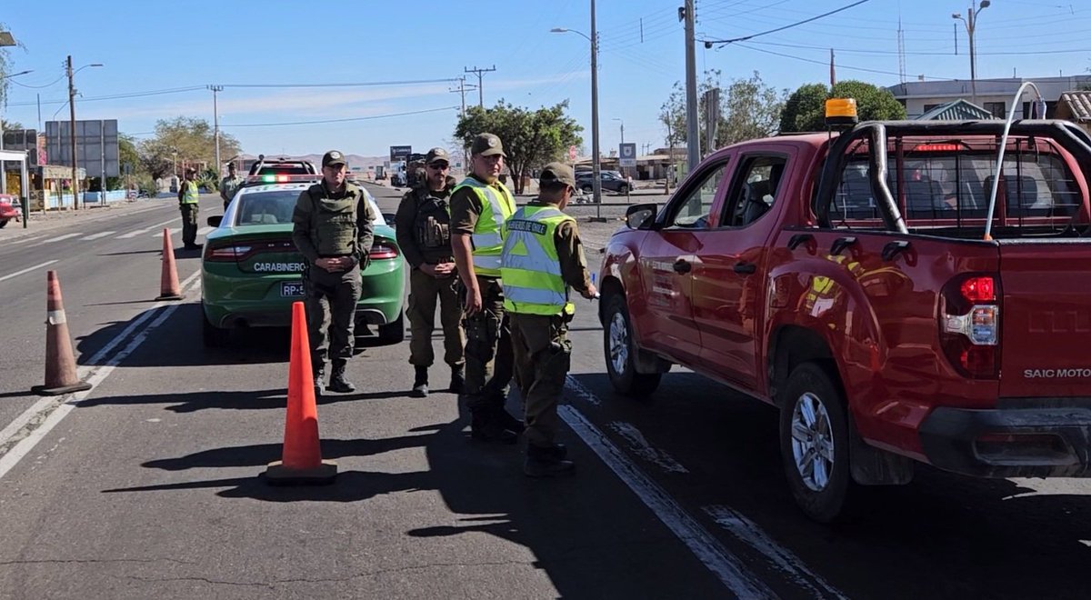 ¡ÚLTIMO MINUTO!🔴 Detienen a dos bolivianos con un fusil, dos pistolas y cuatro cargadores con municiones en Pozo Almonte: la Fiscalía decretó la reserva de la indagatoria y los detenidos pasarán hoy a control @Cooperativa #Tarapacá #Iquique