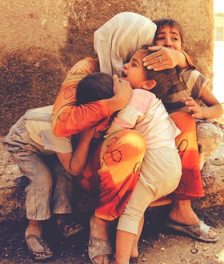 औरत के हिस्से के आँसू पीने पड़ते हैं...
बच्चे को तकते-तकते मुस्काना होता है...

इक माँ होना क्या से क्या...
...........हो जाना होता है ! 🦋

:/शंकर सिंह राय
@shankarsinghrai

#माँ
#मातृ_दिवस