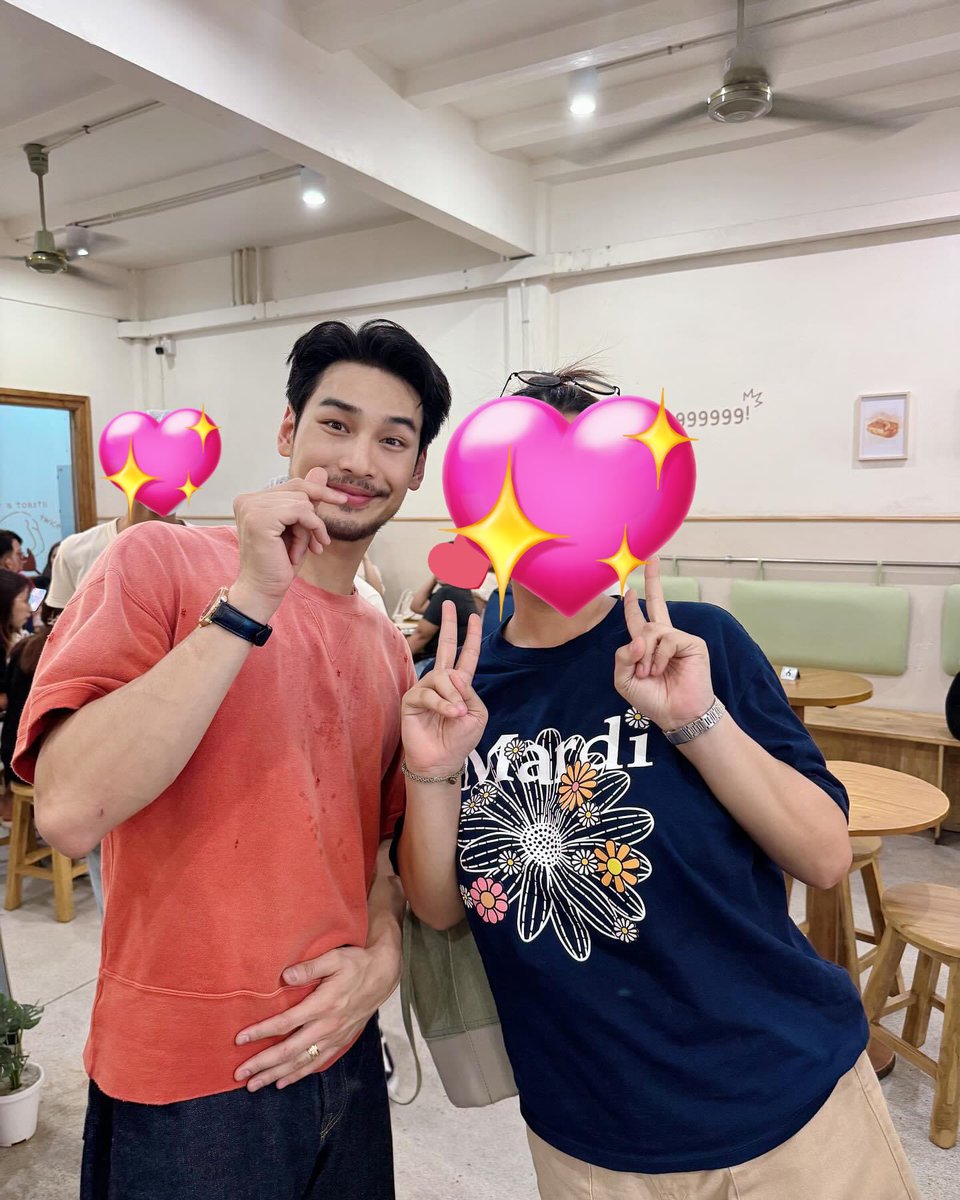 Apo looks so fresh like he's been taking a shower 😆
Btw, he always showed his ring on the ring finger of his left hand 🌚 So.. It means...
#ApoNattawin