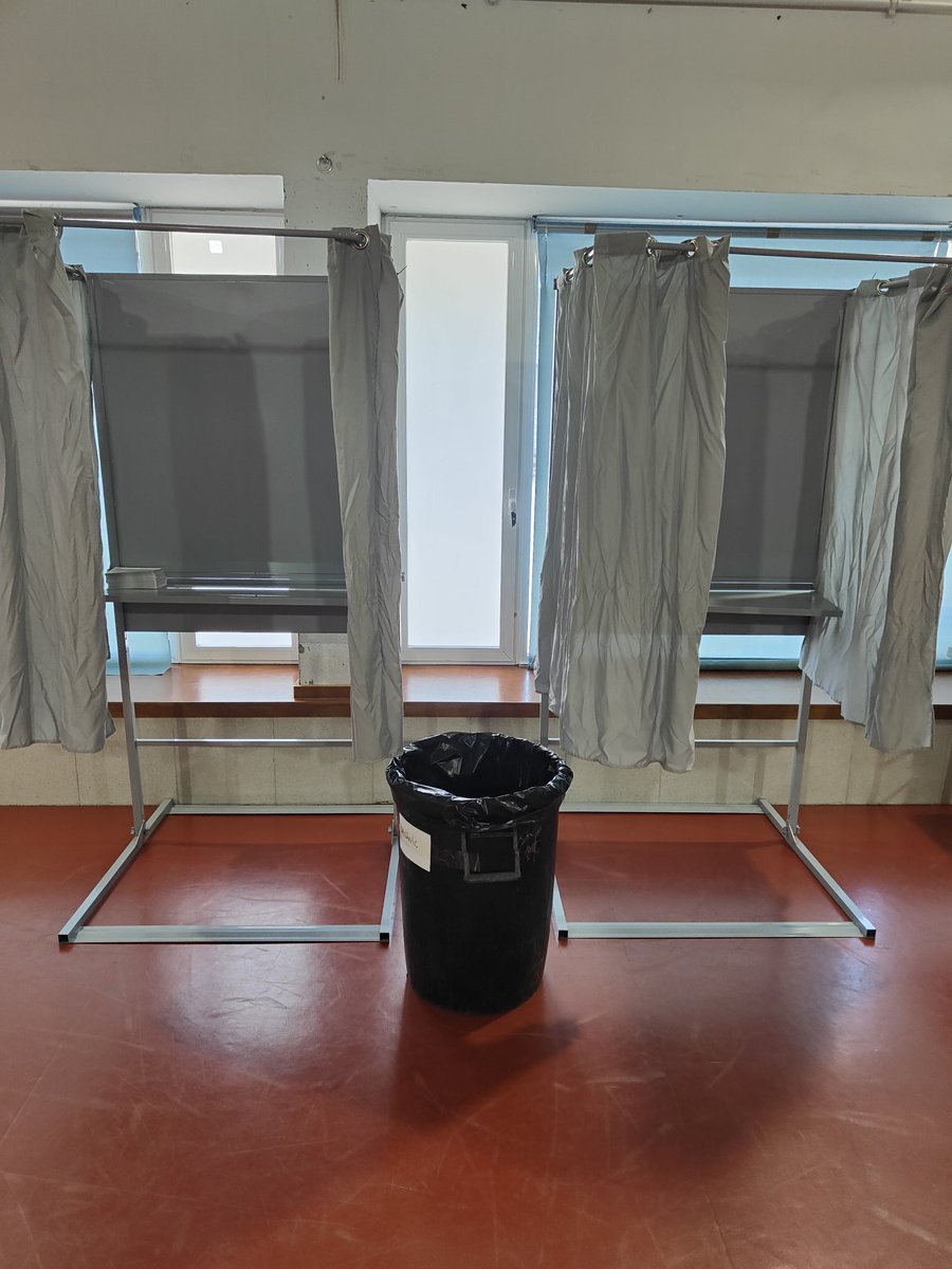 Las modernas cabinas electorales, no contienen los casilleros para las papeletas de las Candidaturas.
#ElsPallaresos #elecciones  #12M #España #Cataluña #Catalunya #Constitucion #EleccionesAutonomicas #PSC #VOX #PP #PartidoPopular #Tarragona #Barcelona  #Lerida #Gerona #Girona