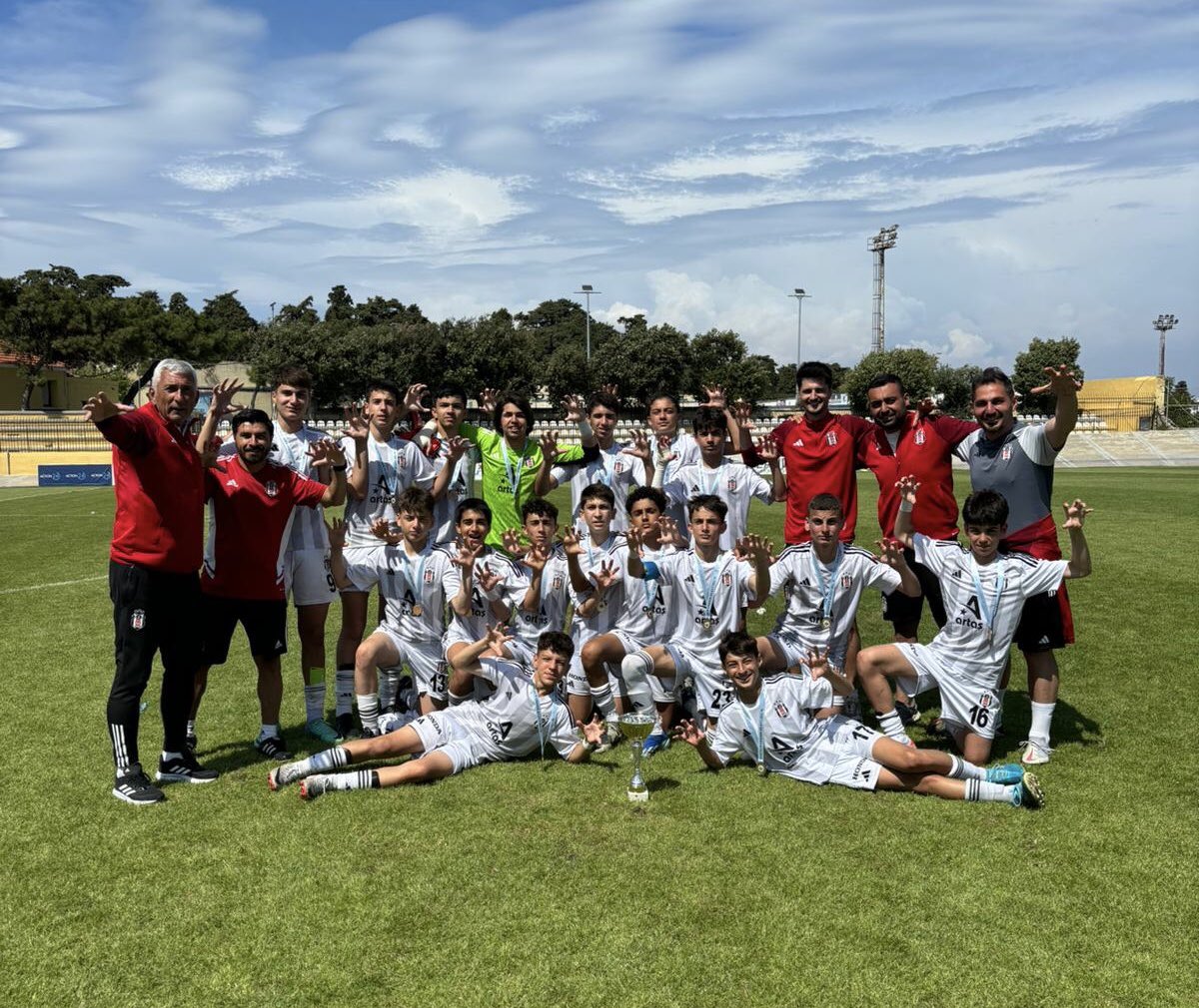 🏆 Beşiktaş Artaş U-14 Akademi Takımımız, Rhodes Knights Cup’ta Namağlup Şampiyon Oldu Beşiktaş Artaş U-14 Akademi Takımımız, 08-12 Mayıs tarihleri arasında Rodos’ta düzenlenen Rhodes Knights Cup’ta namağlup şampiyon oldu. Siyah-beyazlılarımızın turnuvada oynadığı maçlarda…