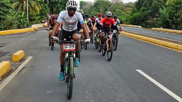 🔰Así iniciamos nuestro 'Desafío sobre Ruedas' 🤩🚴‍♀️🚴‍♀️🏆Alla van los chic@s un excelente deporte y hobbie y fachentos sobre carreteras de primera #4519LaPatriaLaRevolución #PLOMO19 #DesfiosobreRuedas @Magnum76G @ElCuerv0Nica @mijamart88