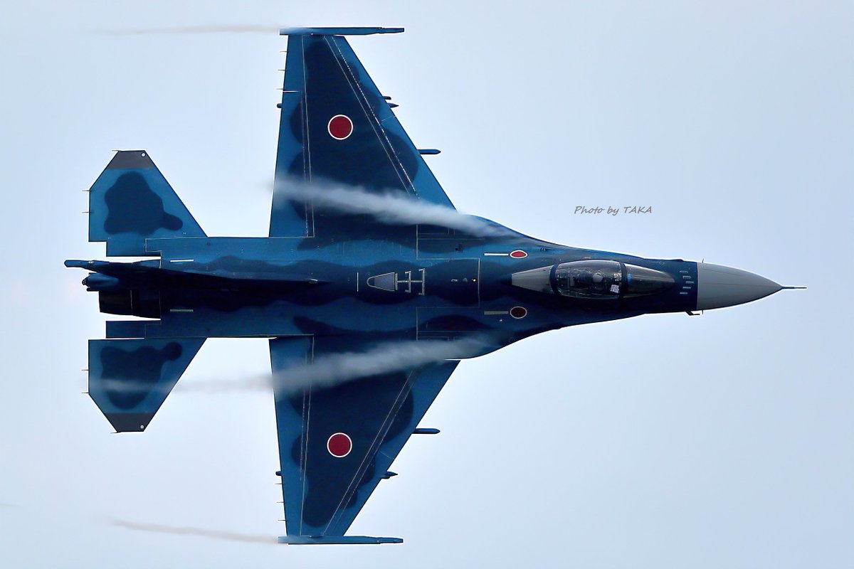 岩国フレンドシップデー2024

ラストを飾ったのは8SQのF-2
パイロットはあのジオスさん！
コンセプトは「できる範囲でなんとかする」。
米軍のエアショーの規則は厳しいらしく、築城のように「すごくすごい8の字旋回」が出来ない為、やれる範囲内で背中を見せるジオスさんなりの工夫が見られました。