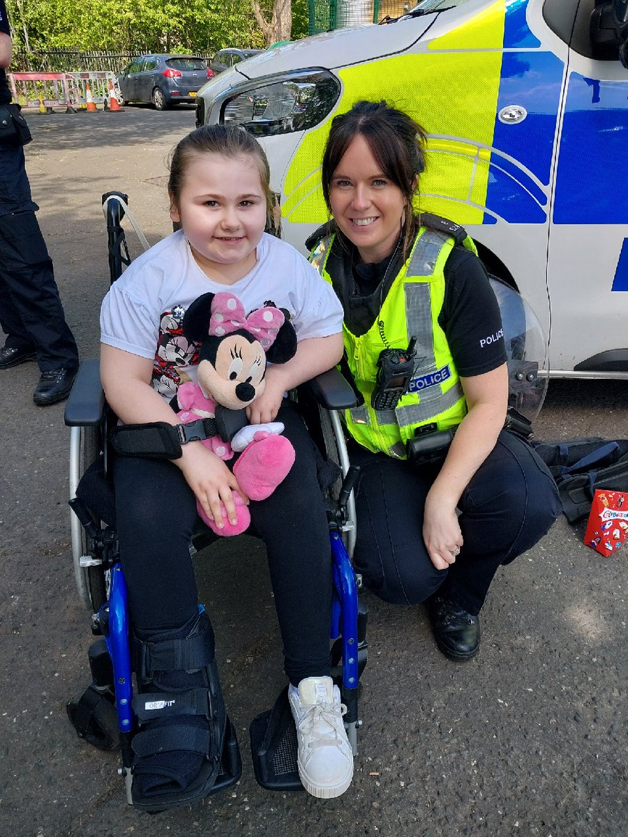 #NECPT PC's Chew and Munro enjoyed the sunshine at the @DuddingstonPS  school fayre this weekend. 

Attendees were able to see the equipment that Police and @scotfire_Edin  carry in their vehicles as well as try on some uniform!

#KeepingPeopleSafe
#JointWorking
#LinkedTogether