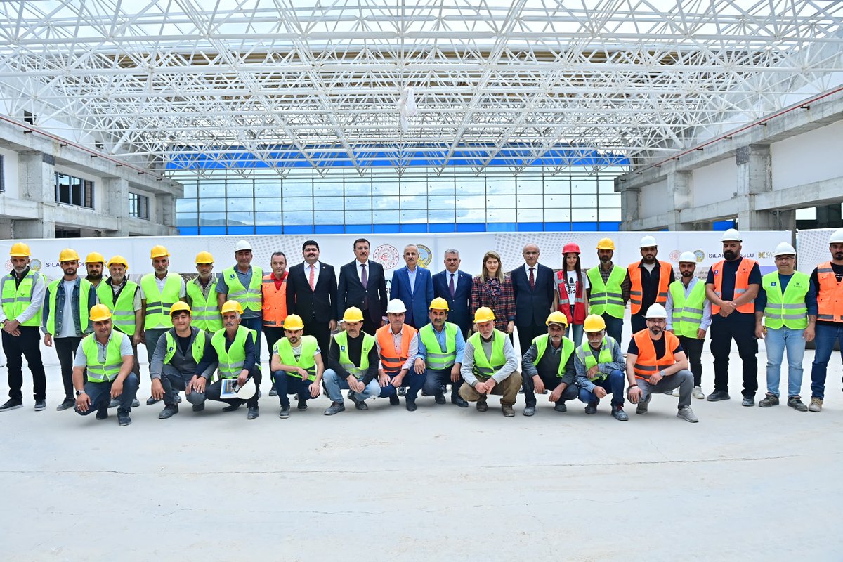 Malatya Havalimanı Yeni Terminal Binası'nı yerinde inceledik ve yetkililerden bilgi aldık. Yeni terminal binası hizmete girdiğinde; 🛫8 bin 814 metrekare olan iç ve dış hatlar terminal binasının büyüklüğü, 26 bin 765 metrekareye yükselecek. 🛫1 milyon 200 bin olan yolcu…