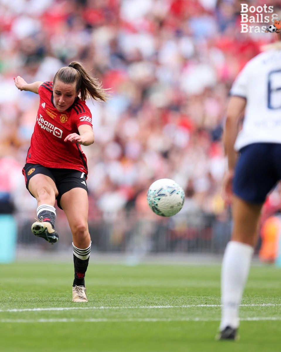 Ella Toone with a magnificent strike💥 𝗛𝗧 | 🔴 𝟭-𝟬 ⚪️ @ManUtdWomen have the lead going into the second half of the @AdobeWFACup 🔥