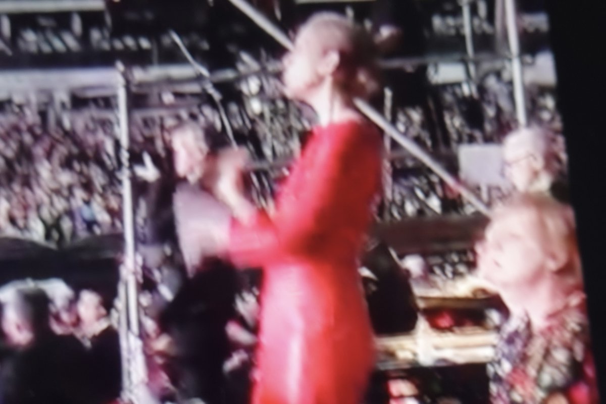 Céline Dion jouait du 'air guitar' durant 'Paint It Black' des Rolling Stones hier soir au Allegiant Stadium, à Las Vegas. Elle était accompagnée de ses trois enfants qui étaient sagement assis. #CelineDion #RollingStones #PaintItBlack