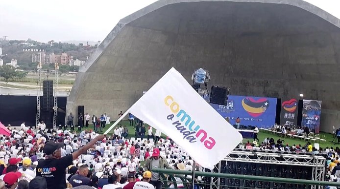 La Comuna es: una forma de organización social y política basada en la autonomía y la participación directa de la gente.
- La toma de decisiones es colectiva y horizontal
- Las comunas se basan en la solidaridad y la cooperación entre los miembros.

<a href="/NicolasMaduro/">Nicolás Maduro</a>
#MadreSerDeVida