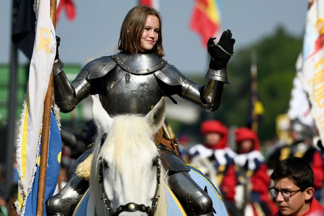 #12mai - Solennité de Sainte Jeanne d'Arc, vierge, patronne secondaire de la  France ⚜️ - 2e classe ⚪ - Née en 1412, elle a ses premières visions de St Michel et Ste Catherine la pressant de libérer la France des anglais dès l'âge de 13a. Elle brûlée à Rouen en 1431
#jeannedarc