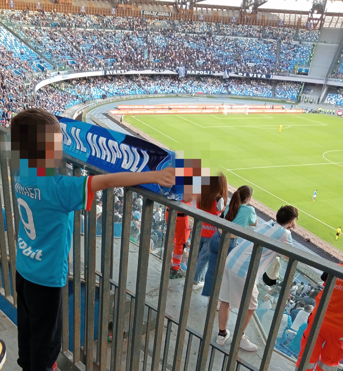 Ha mostrato la sciarpa 'Amo il Napoli' al dirimpettaio settore ospiti esultante.
Quando la curva B si è schierata con la società, lui alzava la sciarpa.
Quando è finita la partita e sono partiti i fischi, lui si è alzato orgoglioso.
C'è ancora speranza.
#NapoliBologna