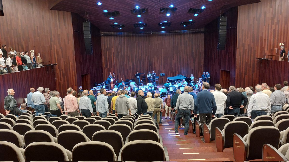 #Assaiggeneral ! ara mateix, a l' @auditoribcn , @dpcodinasaltas , #ToniViñals, @estevenabona #ClaraRenom , @OSupervia i @guinovartalbert , minuts abans de començar #Músicals #Participatiu Encara no teniu l'entrada? auditori.cat/ca/esdevenimen…