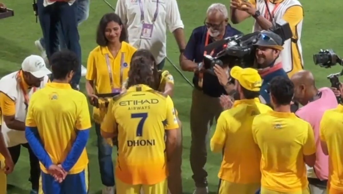 Dhoni is receiving medal from csk management. No true dhoni fan will pass without liking this picture ..!!

#MSDhoni