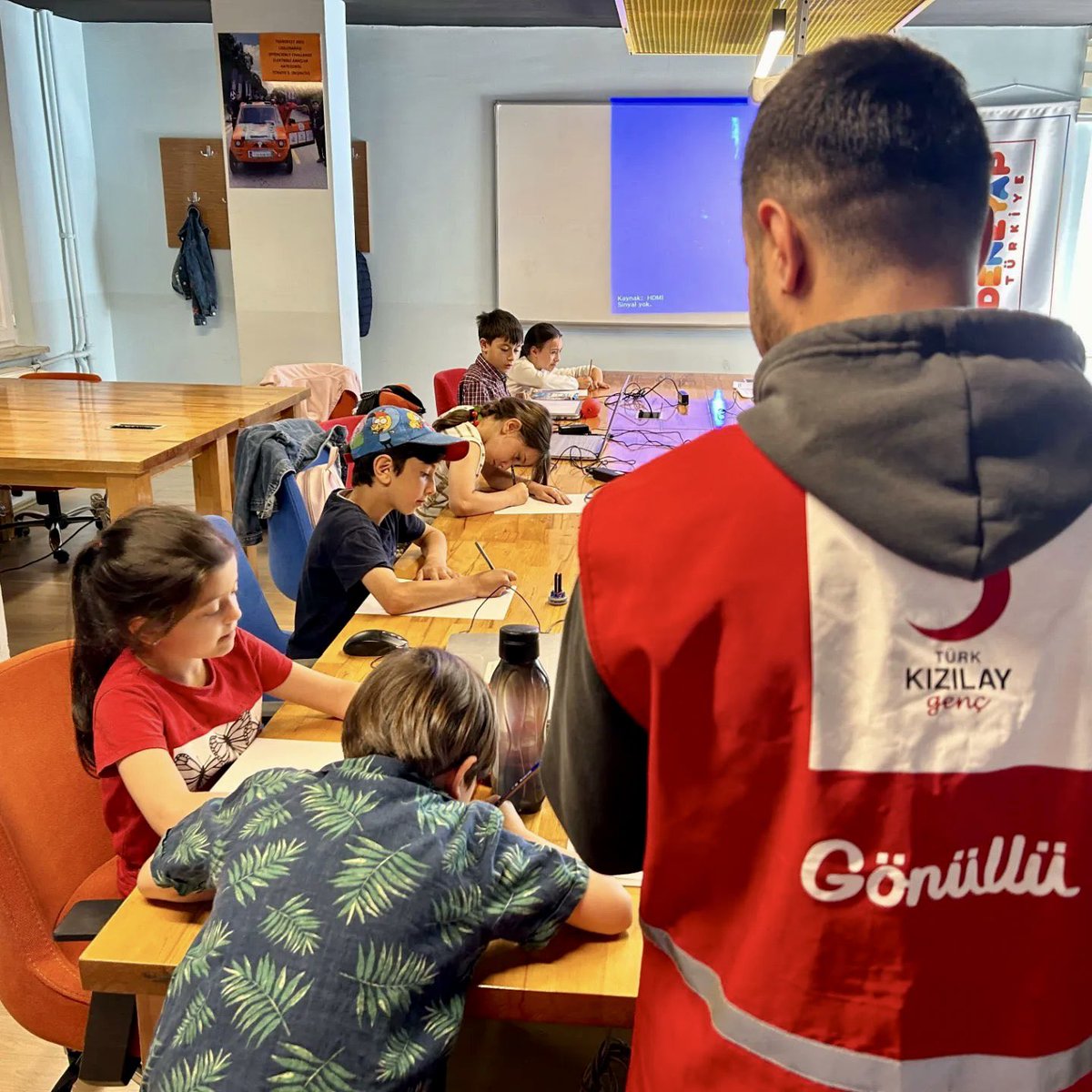 Geride bıraktığımız haftada Türkiye’nin dört bir yanında yaptığımız bazı etkinlikler: 

📍 @genckizilay51 Çocuk evleri sitesi ziyareti 
📍<a href="/genckizilayaicu/">Genç Kızılay AİÇÜ</a> Okul boyama
📍<a href="/genckizilayktu/">Genç Kızılay KTÜ</a> Okul ziyareti 
📍<a href="/genckizilayhitu/">Genç Kızılay HİTÜ</a> Anneler Günü etkinliği 

Ve daha fazlası 👇🏻