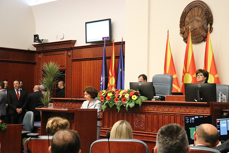 Kuzey Makedonya'nın ilk kadın cumhurbaşkanı görevi resmen devraldı 🔴Kuzey Makedonya’da 8 Mayıs’ta düzenlenen cumhurbaşkanı seçiminin ikinci turunu kazanan Gordana Siljanovska Davkova, ülkenin ilk kadın cumhurbaşkanı olarak görevine başladı. Siljanovska Davkova için Kuzey…