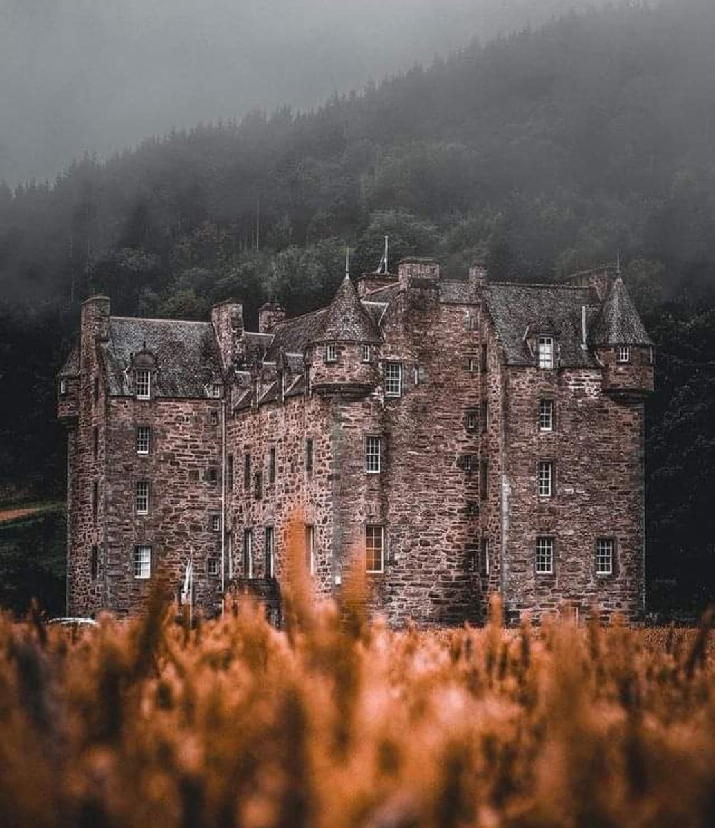 16th century Castle Menzies 🛡️ was the seat of the Chiefs of Clan Menzies for over 400 years ⚔️🏴󠁧󠁢󠁳󠁣󠁴󠁿

📍 Castle Menzies, Perthshire