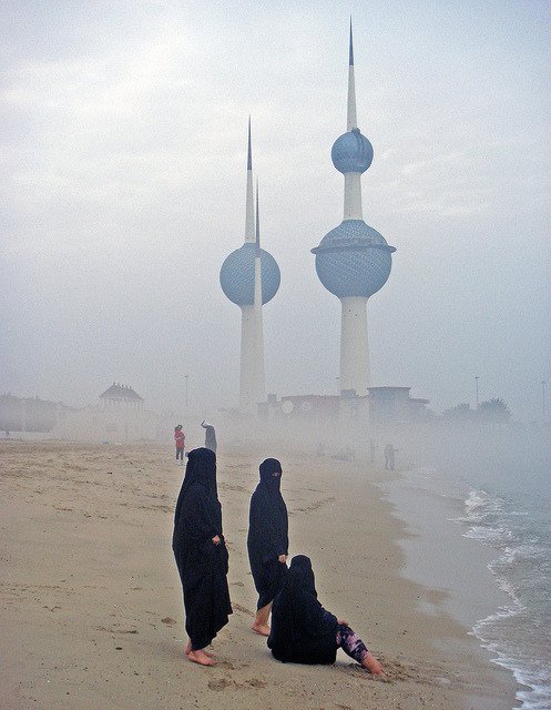 Kuwait Towers beach enveloped in fog. 
📷: Colin McLurg