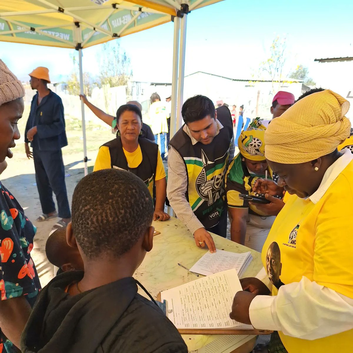 Engaging voters in the community of Hamlet near Ceres this afternoon following the solid door to door campaign #LetsDoMoreTogether #VoteANC2024