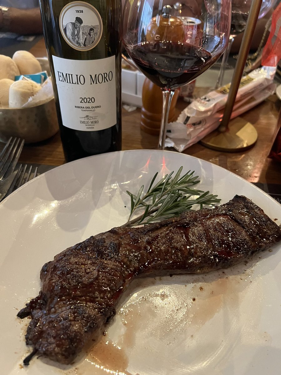 Tempranillo from Ribera del Duero and skirt steak. Pure perfection. What do you think @BairesGrill?