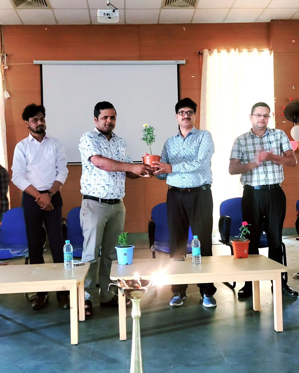Our Principal sir (GEC Nawada) and Prof incharge of E-cell GEC Nawada ,Welcoming our special guest @Dilkhush_Kumaar Founder and CEO of #rodbez in our college #gecnawada by giving a momento and a flower pot with a great honour...✨

#startupgecn #startupbihar #rodbezapp
