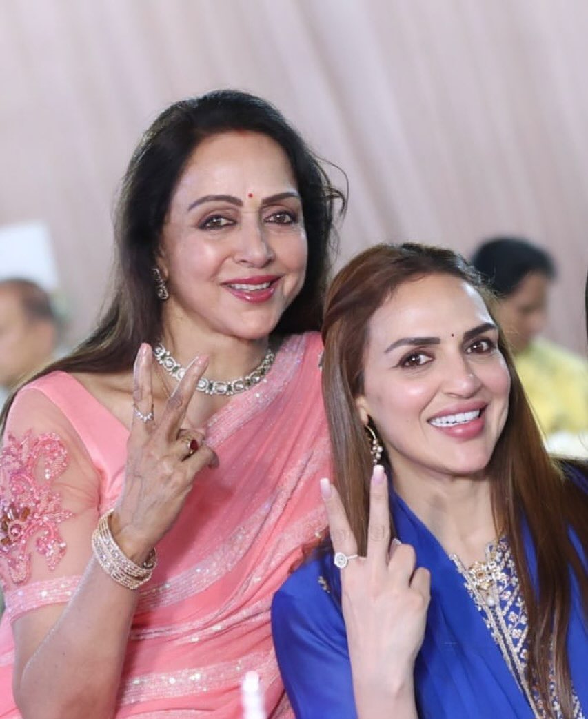 Actor #EshaDeol wished mother Hema Malini with this lovely picture on Mother's Day 🩷