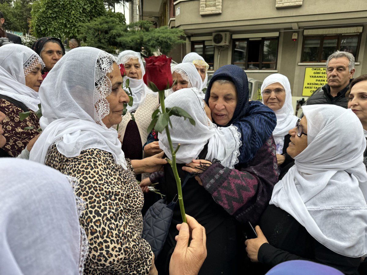 Engellemelere rağmen Emine Şenyaşar'a ziyaret: Şenyaşar hepimizin adalet çığlığıdır

demparti.org.tr/tr/engellemele…