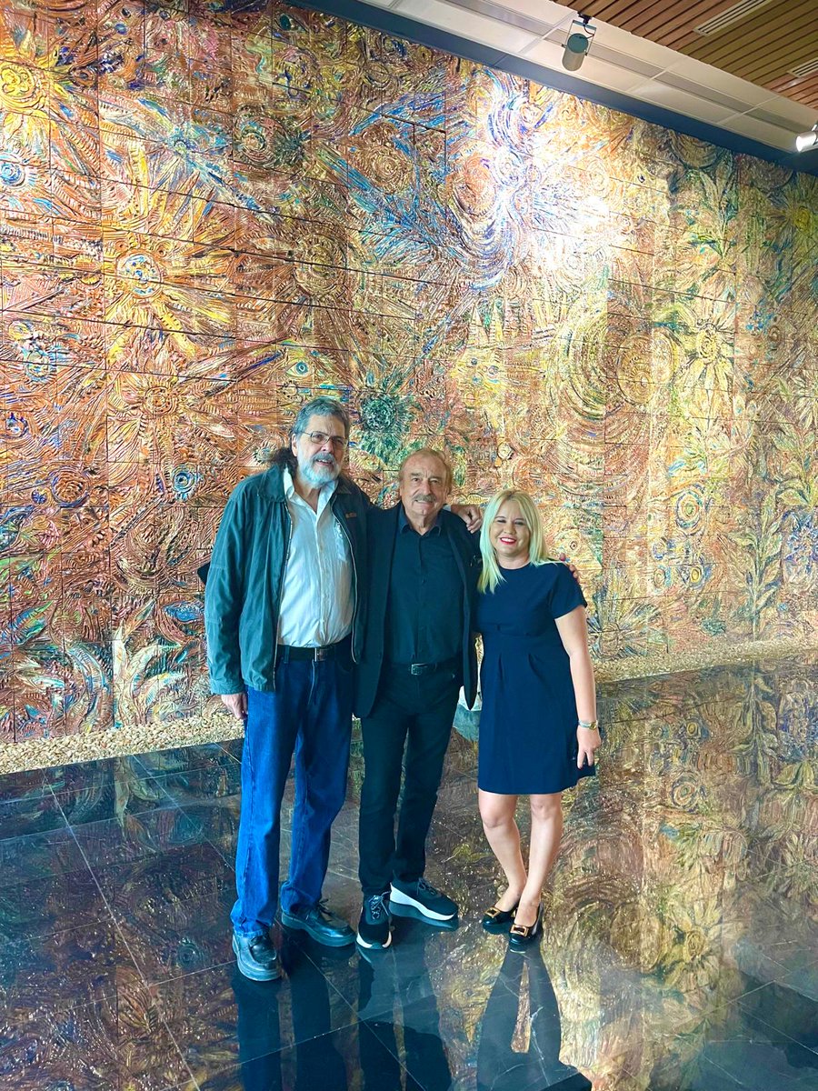 Con Ignacio Ramonet y su compañera Sandra, ante el gran mural de cerámica de Portocarrero, en el Palacio de la Revolución. #CubaEsCultura
