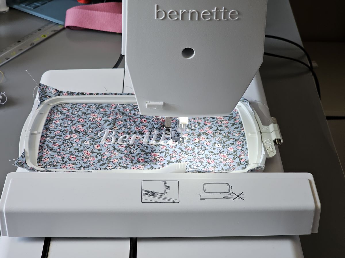 framboise314's tweet photo. Eh oui ! même le dimanche ça bosse... Personnalisation d'un sac bébé avec la brodeuse #Bernina #Bernette #Chicago7...
#Inkskape #Inkstitch #brodery #broderie #embroidery https://t.co/cX9o835XrF