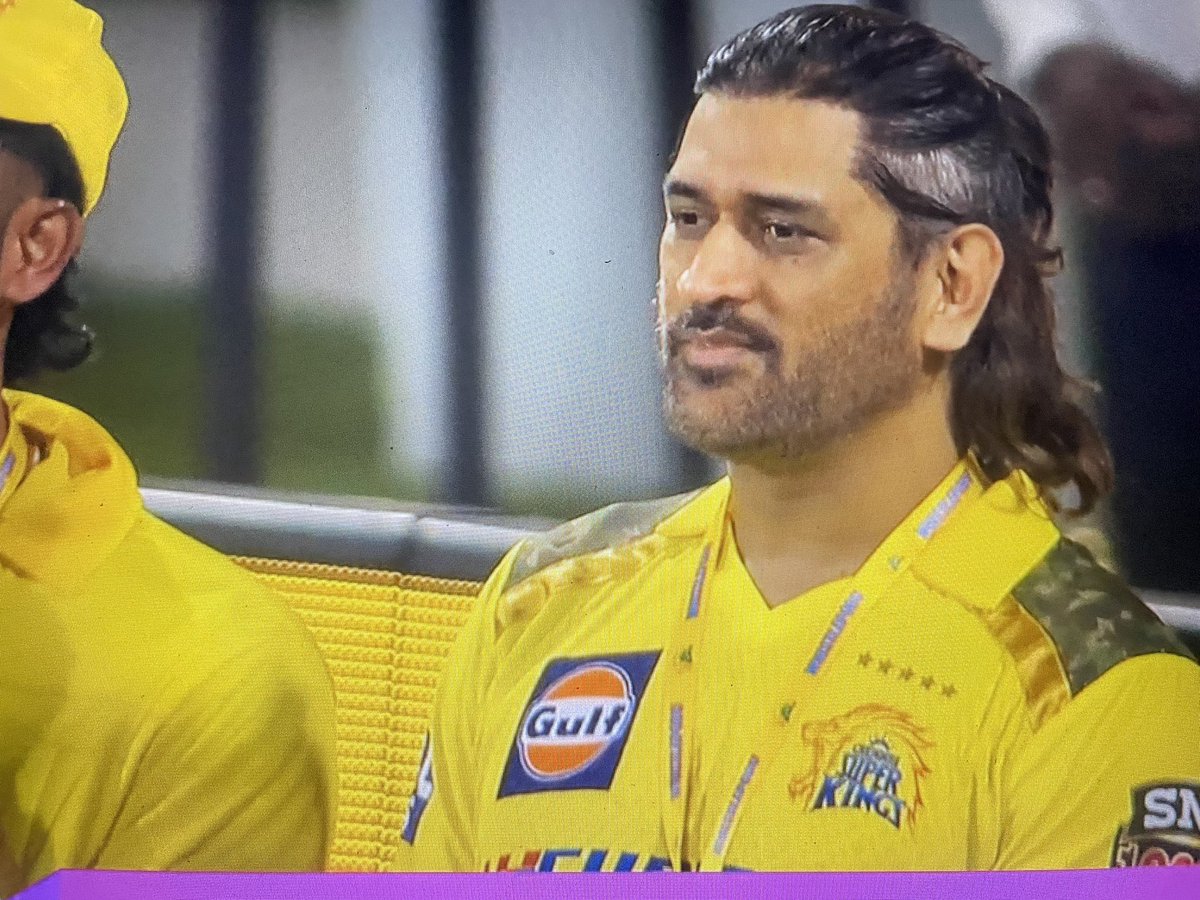 Mahi is looking like Ancient time Maharaja 👑.