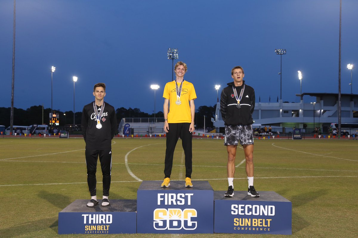 ☀️Podium Finish☀️ Ethan Lipham garnered gold 🥇 in the men’s 1,500 meters with a time of 3:52.30! #GoApp