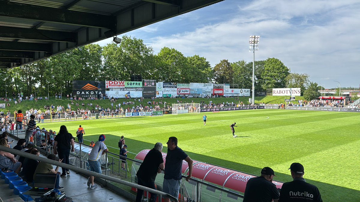 Ambiance de festival à la Dakota Arena pour cette finale retour de #CPL entre @KMSKDeinze et @LommelSKOff 🎶🥳