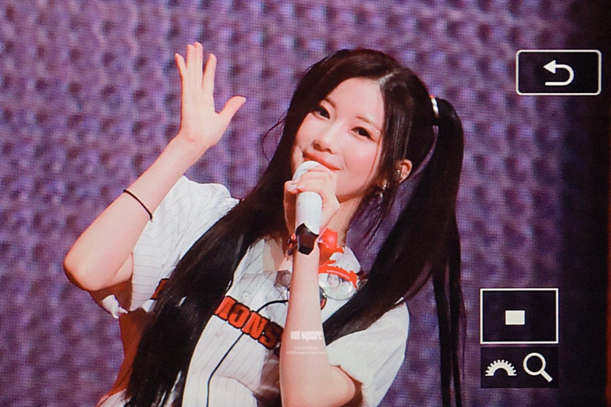 out square tweet media