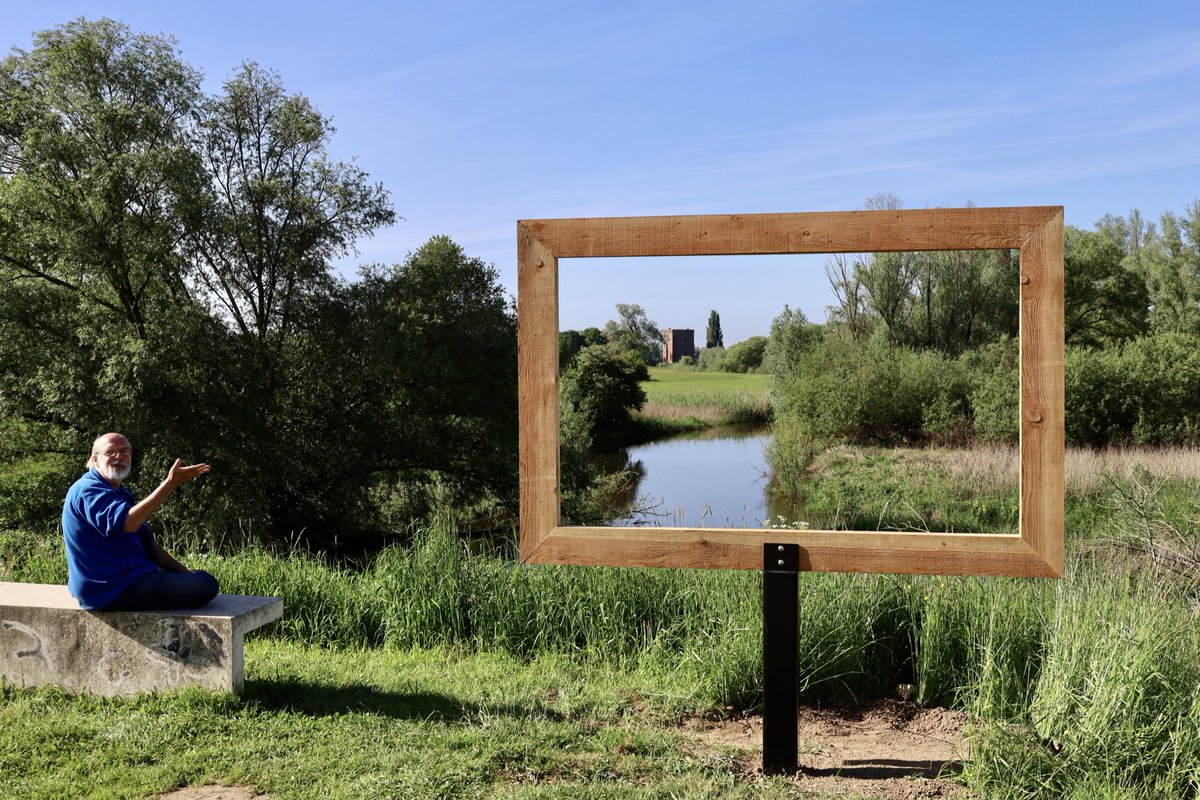 Kasteeltoren De Nijenbeek is nu ook om in te lijsten; hoewel deze vogelende meneer ‘t niks vindt. 
Waterschap @ValleienVeluwe plaatste deze lijst onlangs op de IJsseldijk bij Voorst.