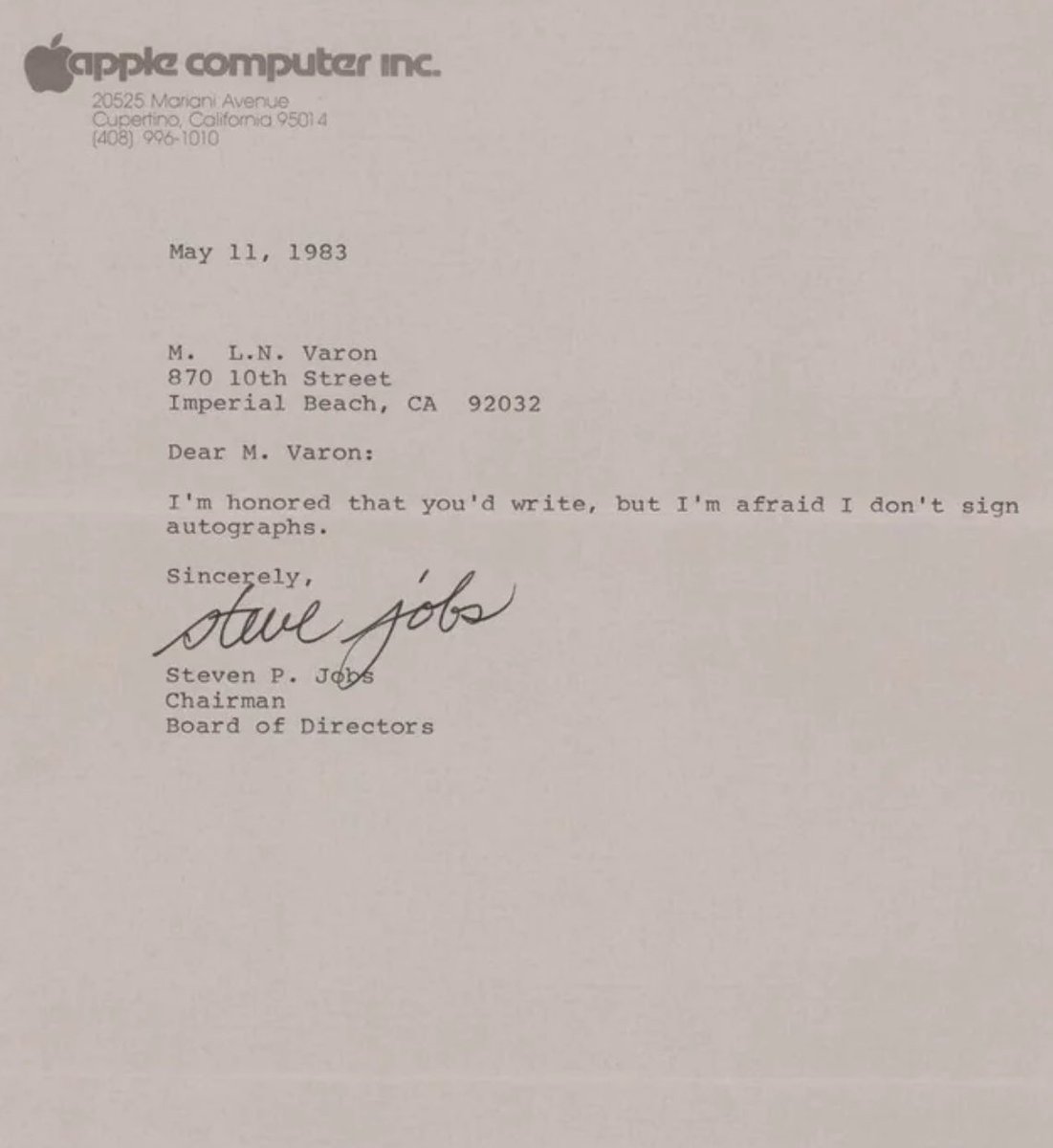 This week in 1983, a man writes Steve Jobs asking for his autograph. Jobs says he doesn’t sign autographs. And then signs the letter 🤣 The letter sold in 2021 at @RRAuction for $479,939.