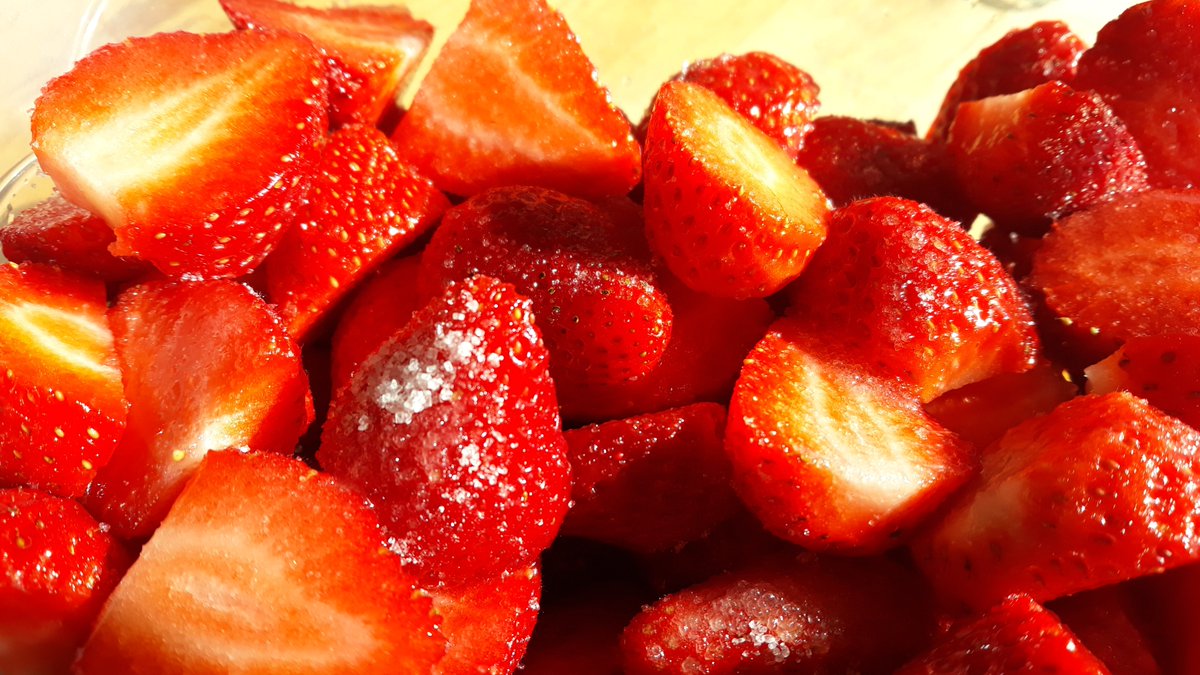 🍓Strawberries marinated with sugar, lemon juice and cognac. The absolute traditional Greek in May.😋